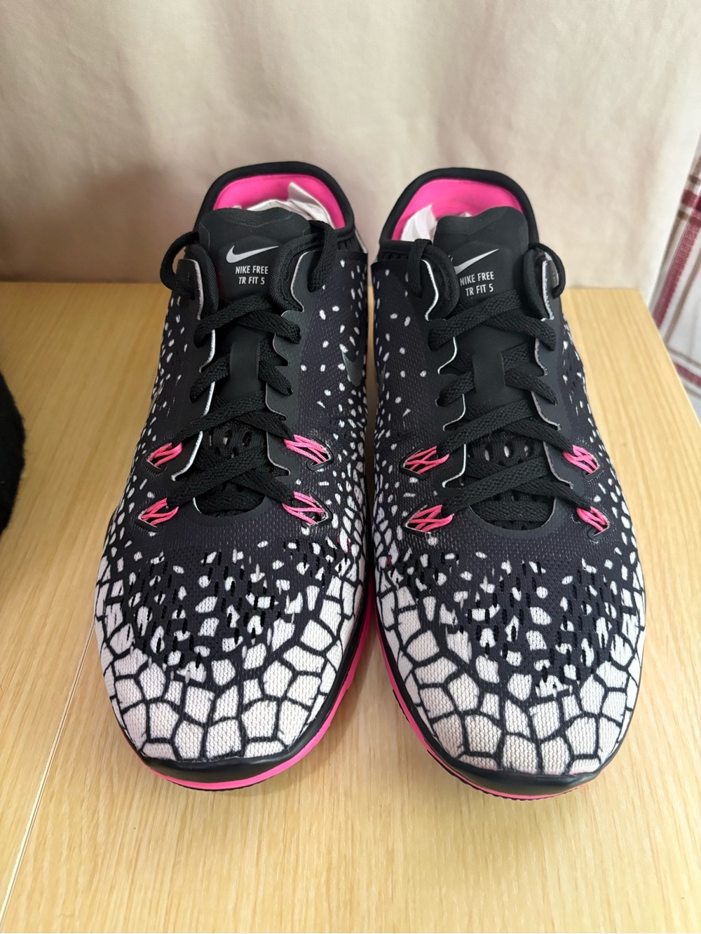 Nike Women’s Black & Pink Patterned Athletic Running Shoes